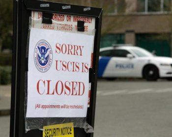 Servicio de Inmigración y Control de Aduanas de EE. UU. Ajustó Temporalmente su Actividad Debido a COVID-19