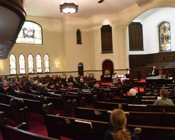 Gobernador Lamont Relaja Límites Anteriormente Establecidos para Reuniones Grandes