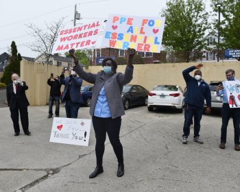 Painel Irá Propor Nova Legislação para Lares de Idosos Enquanto Casos da COVID-19 e Mortes nas Instalações Continuam a Crescer