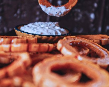 Rodelas de Abóbora Delicata com Molho de Iogurte