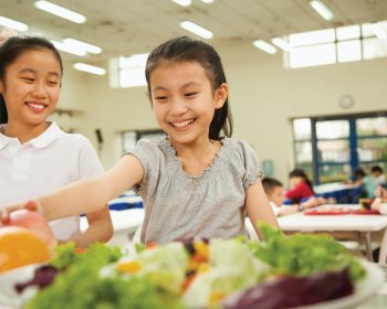 Garantizando que Todos los Niños de EE.UU. Tengan Acceso a Comidas Escolares Saludables