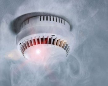 No Permita que los Cargadores de Baterías Provoquen un Desastre: Principales Consejos para la Prevención de Incendios