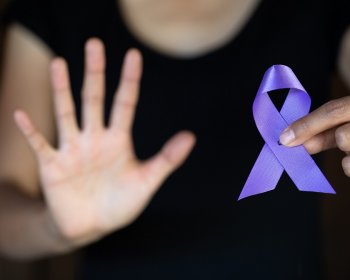 Mes de Concientización Sobre la Violencia Doméstica Resalta Creciente Necesidad en Medio de Recortes de Fondos de VOCA