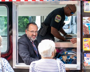 Experimente Programas Especiais no Elmwood Hall Danbury Senior Center